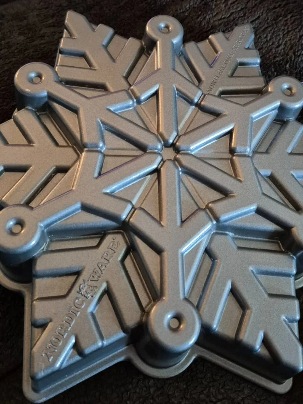 Nordic Ware Snowflake Shaped Pull-Apart Cake Pan Winter Christmas Baking EC